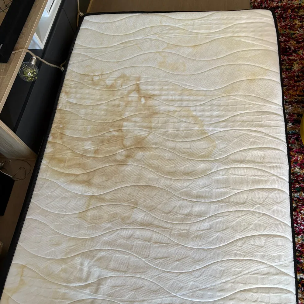 Matelas taché avant nettoyage, auréoles visibles
