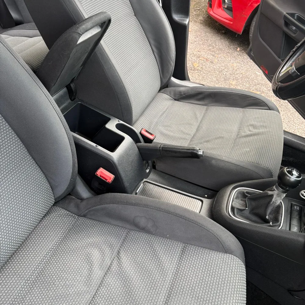 Sièges auto encrassés avant nettoyage