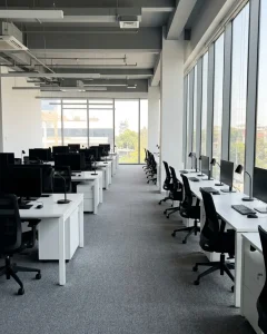 Moquette grise en dalles d'un open-space de bureaux, le type de surface que nous nettoyons à Thonon-les-Bains