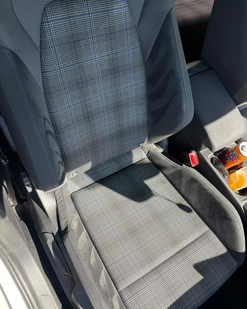 Banquette de voiture en tissu écossais encrassée avant nettoyage