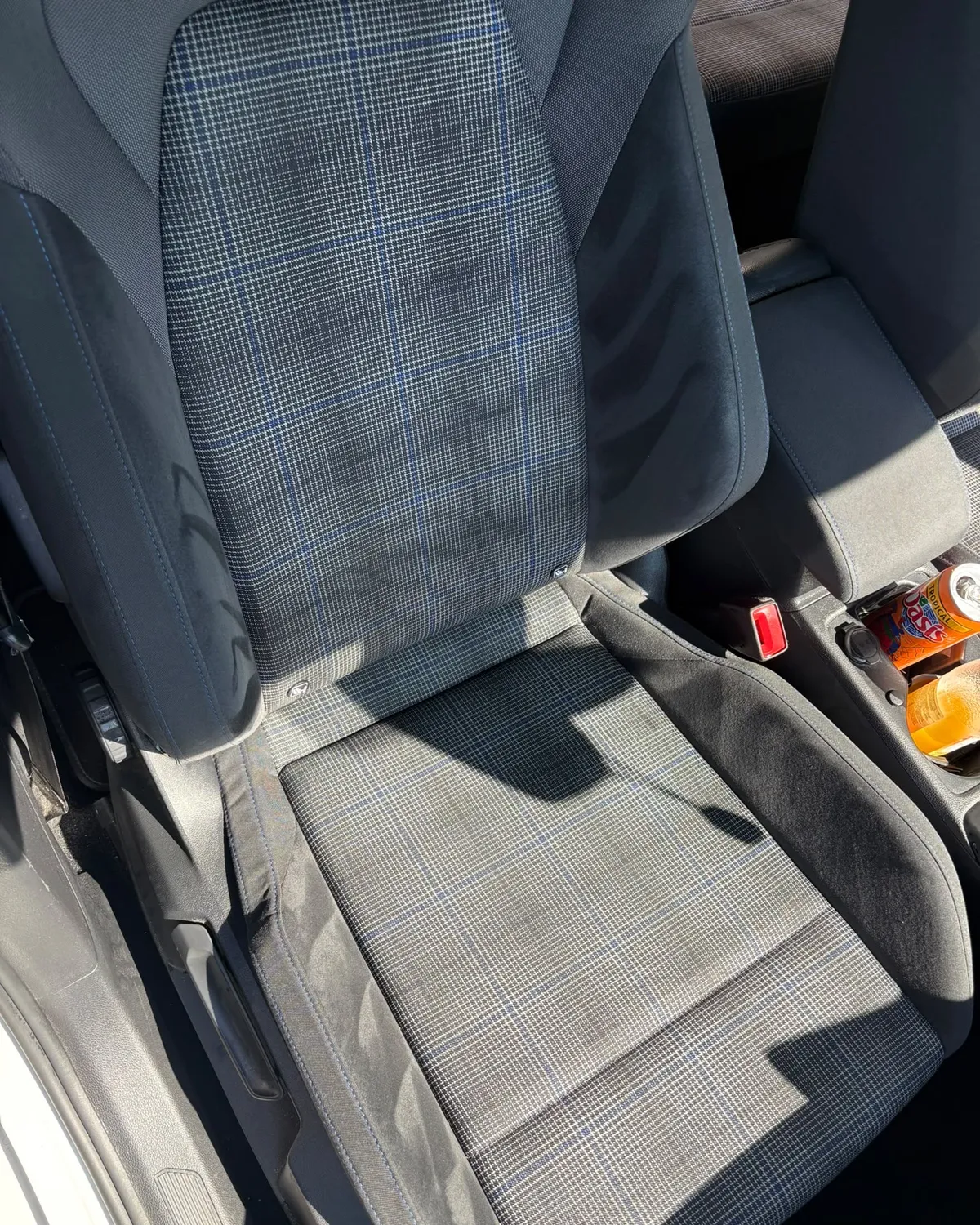 Banquette de voiture en tissu écossais encrassée avant nettoyage
