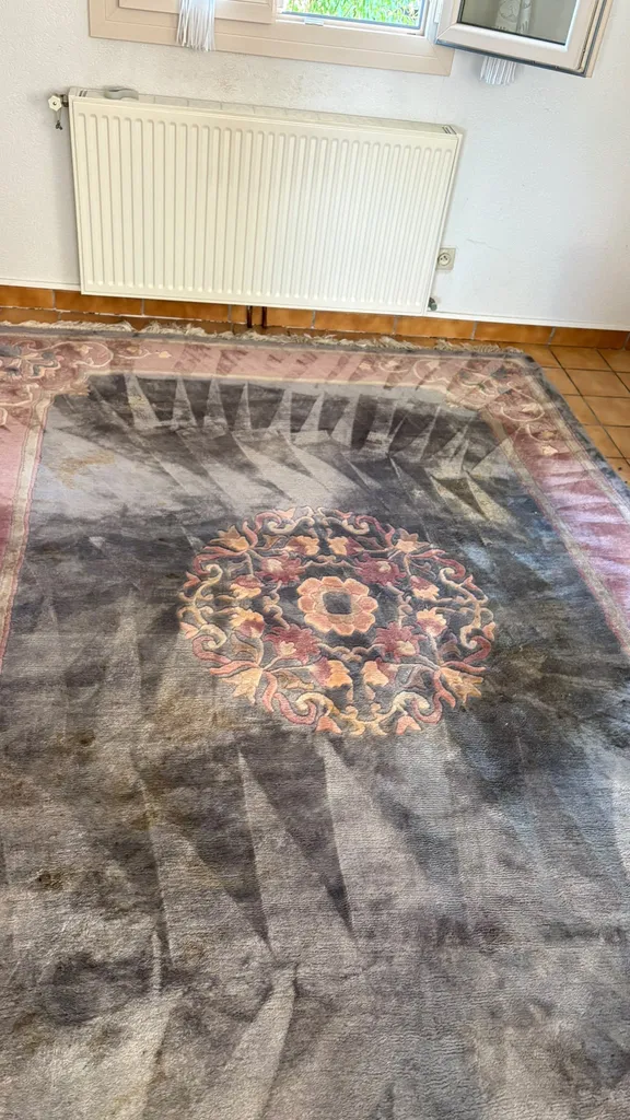 Grand tapis en laine encrassé avant nettoyage à domicile