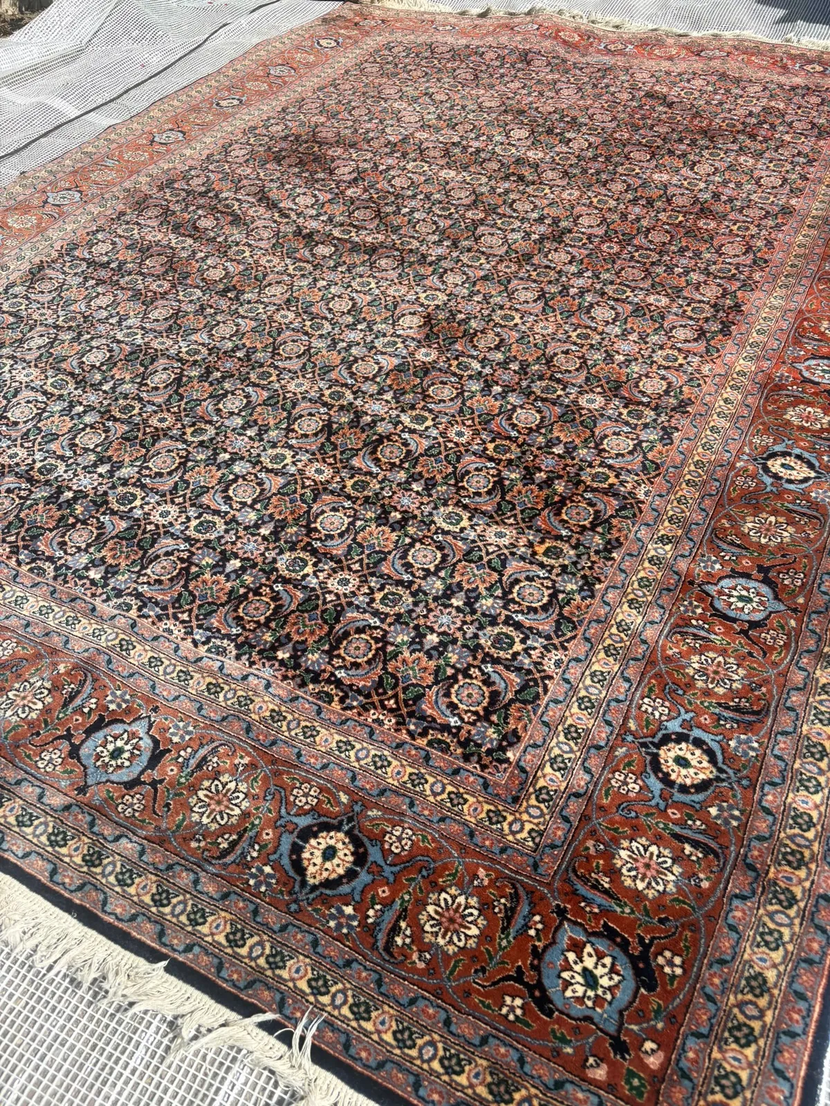 Détail des motifs d’un tapis d’Orient après nettoyage et ravivage des couleurs